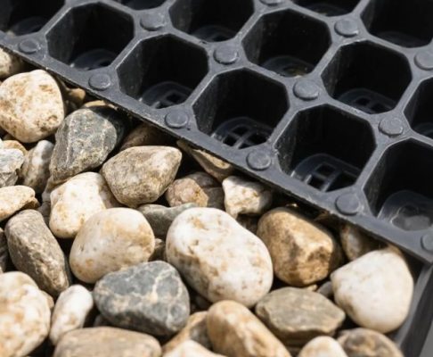 So sánh trực quan vỉ nhựa thoát nước Phú Đạt và giải pháp thoát nước bằng sỏi đá truyền thống