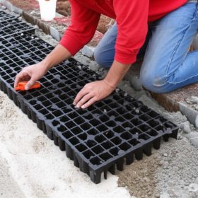 công nhân thi công vỉ nhựa